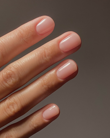 Rendu sur l'ongle vernis French Rose Kure Bazaar très naturel