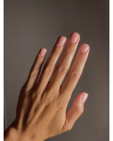 Rendu sur l'ongle vernis French Rose Kure Bazaar très naturel