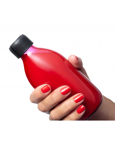 The new nail polish based on organic sesame oil with a multi-faceted red designed by Virginie Dhello for Kure Bazaar.